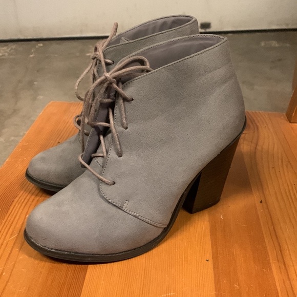 Call it Spring Ankle Lace Up Ankle Booties Stacked heel, grey faux suede Size 7 - Picture 5 of 16